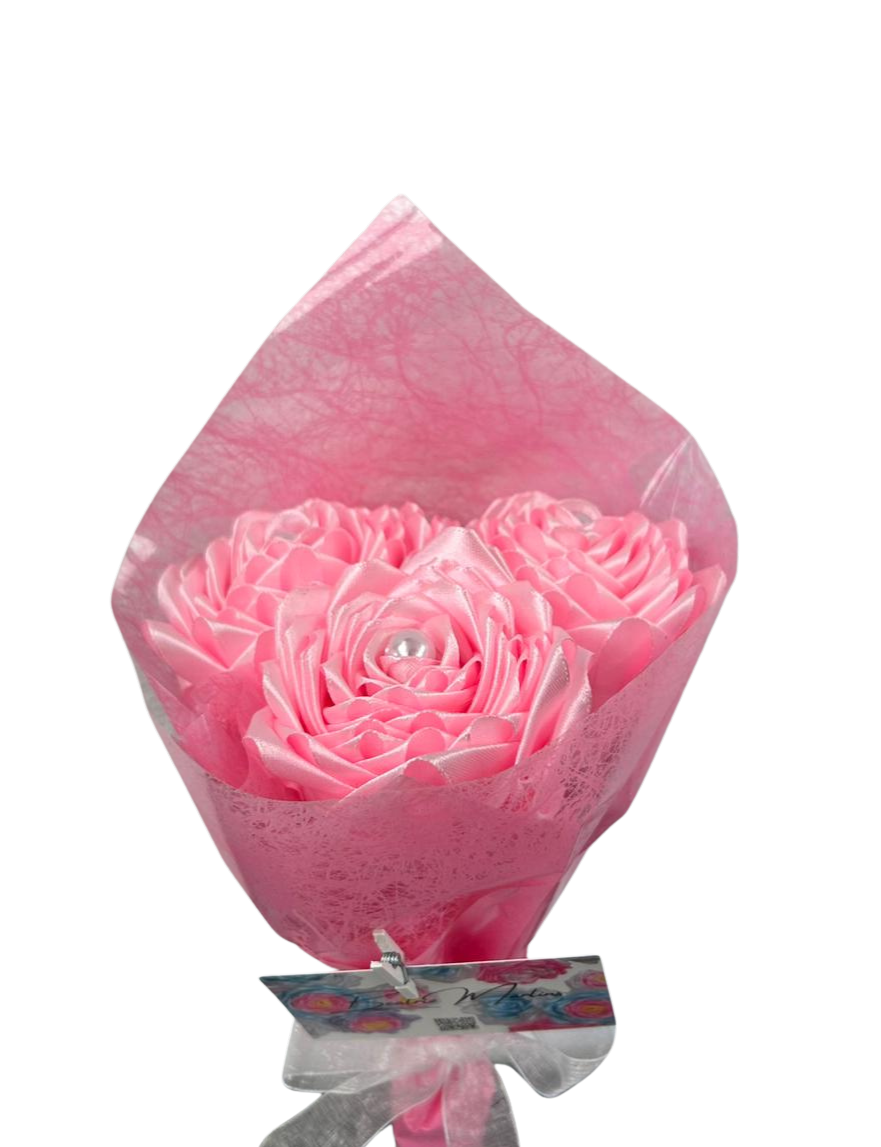 Bouquet elegante de rosas eternas em cetim em tons suaves